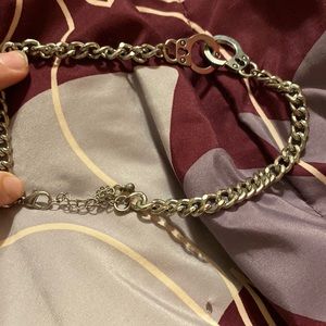 A sliver handcuff choker